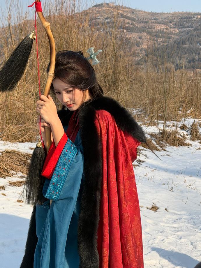 卢昱晓战国袍造型大片卢昱晓的战国袍造型大片氛围感拉满！一袭交领右衽、缀有朱红菱纹