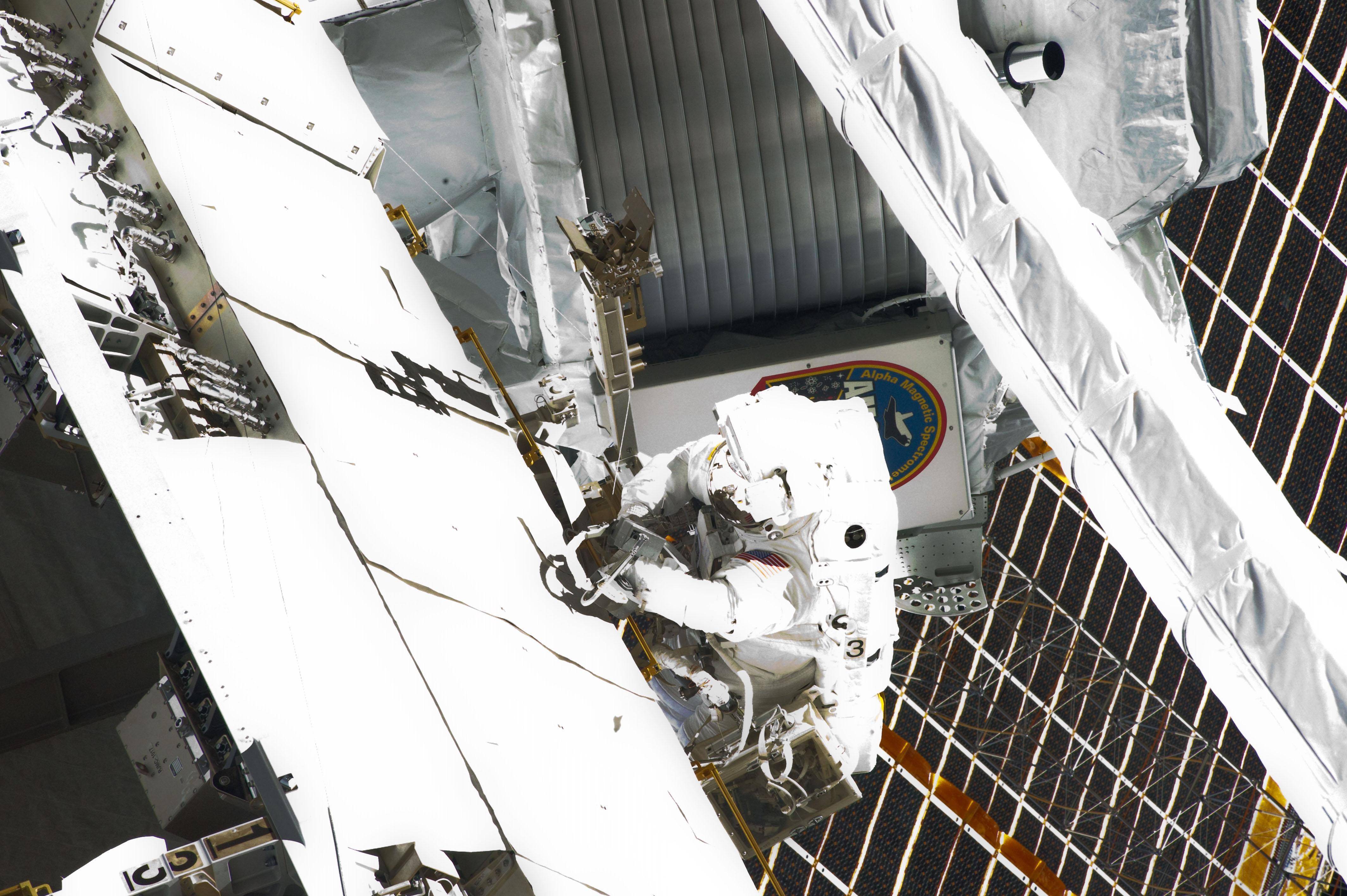国际空间站俄罗斯“星辰”号服务舱出现新泄漏，NASA下令5名宇航员进入对接飞船避