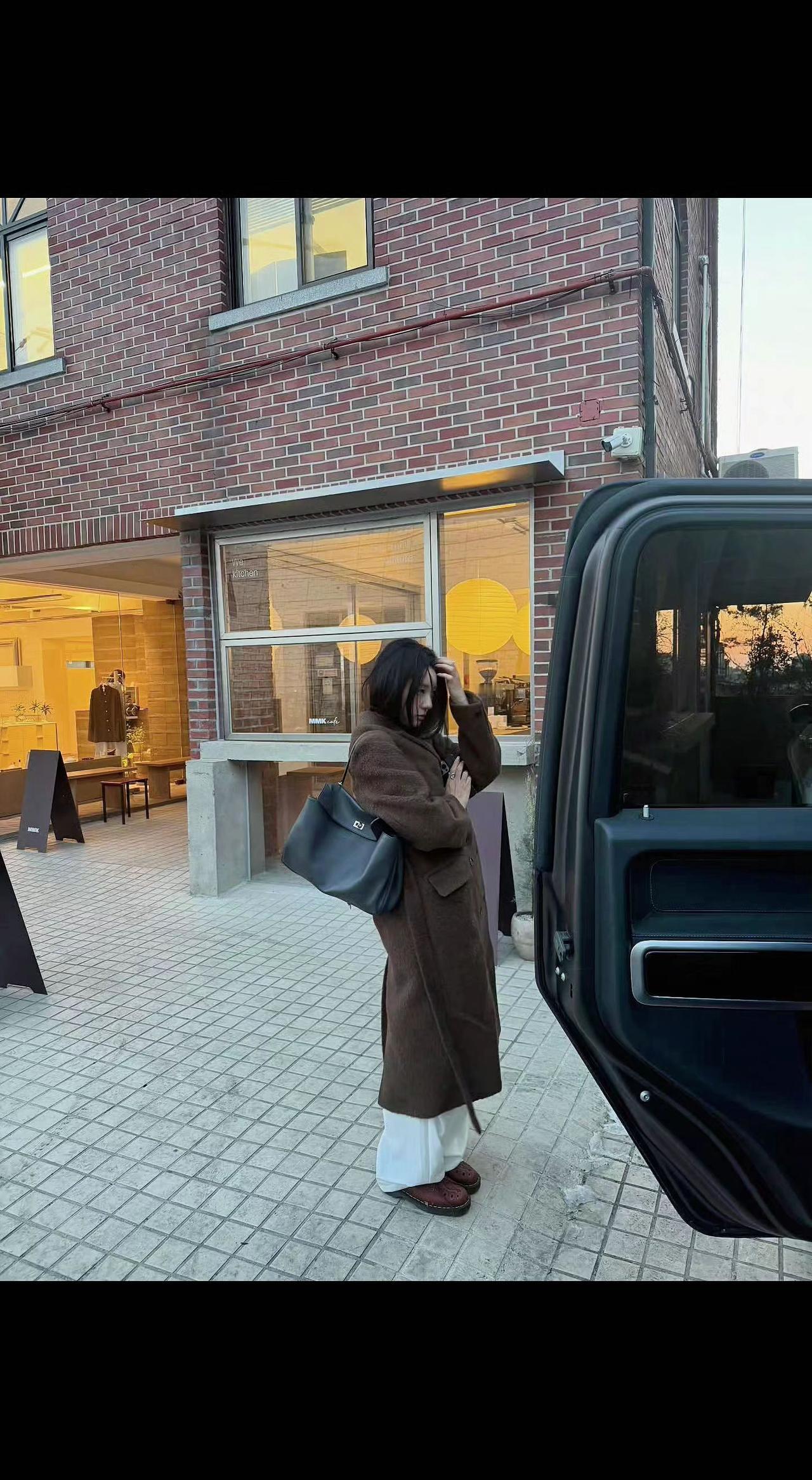🌆砖楼暖光偷吻大衣角，晚风把碎发揉成问号❓ 步履是未写完的诗，下一帧藏着哪个街