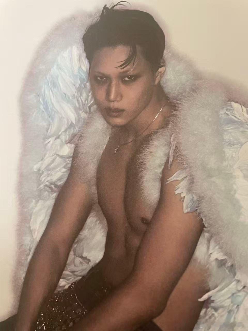 不好看吗？可是我觉得金钟仁这张特别神圣啊 