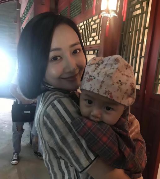 我朋友是明星助理，她跟我说了句大实话，像王鸥这样，44岁了，想要个孩子，又不想将