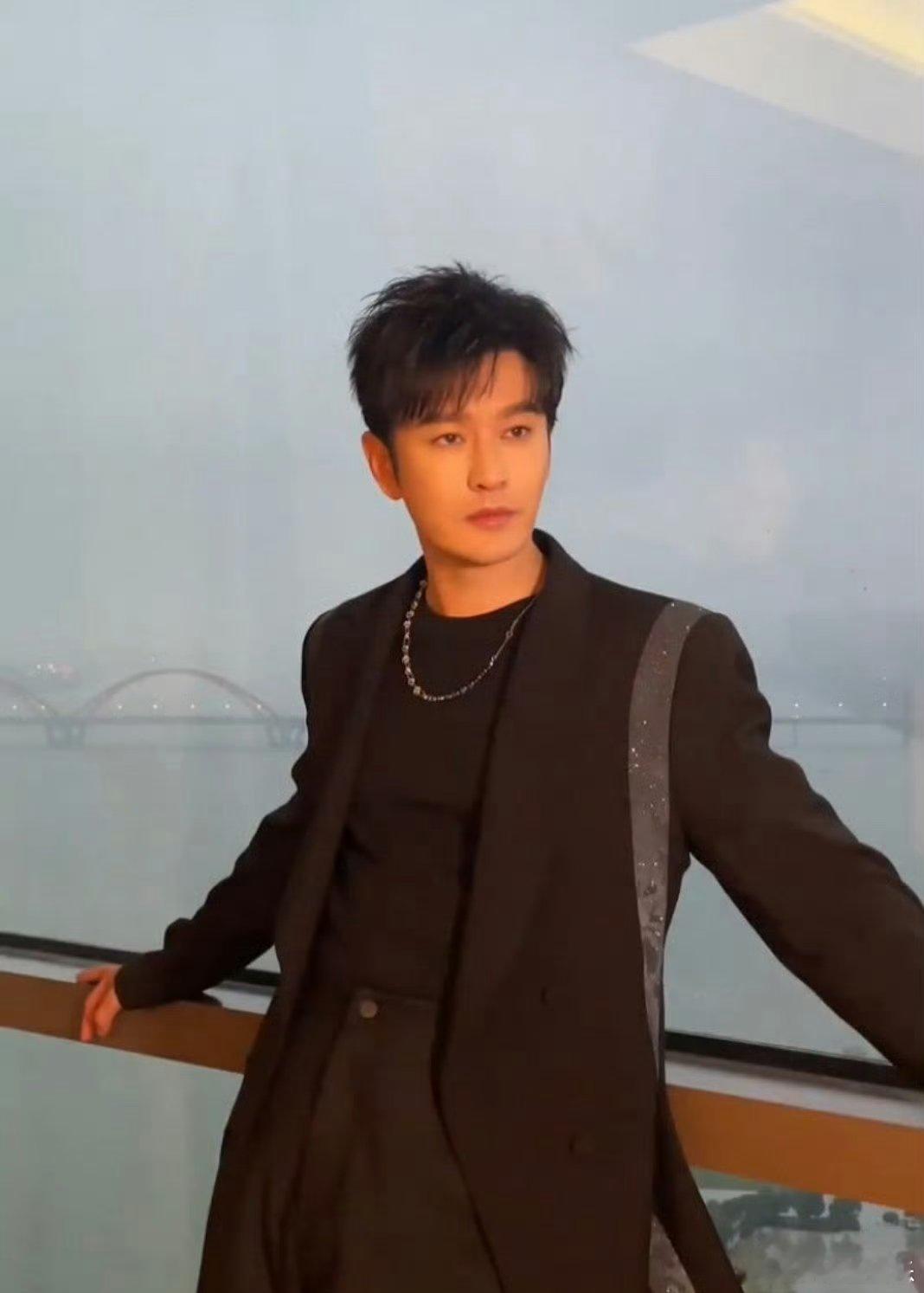 你好星期六花式夸夸黄晓明   你好星期六夸夸名场面来袭，黄晓明既有颜值，为人大方