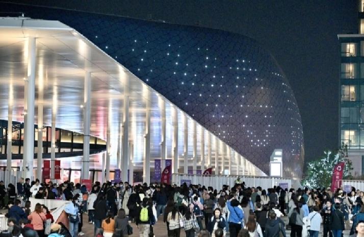 「25+英皇群星演唱会」今晚（4日）将上演第二场，亦即尾场。由于近日天气不稳，启