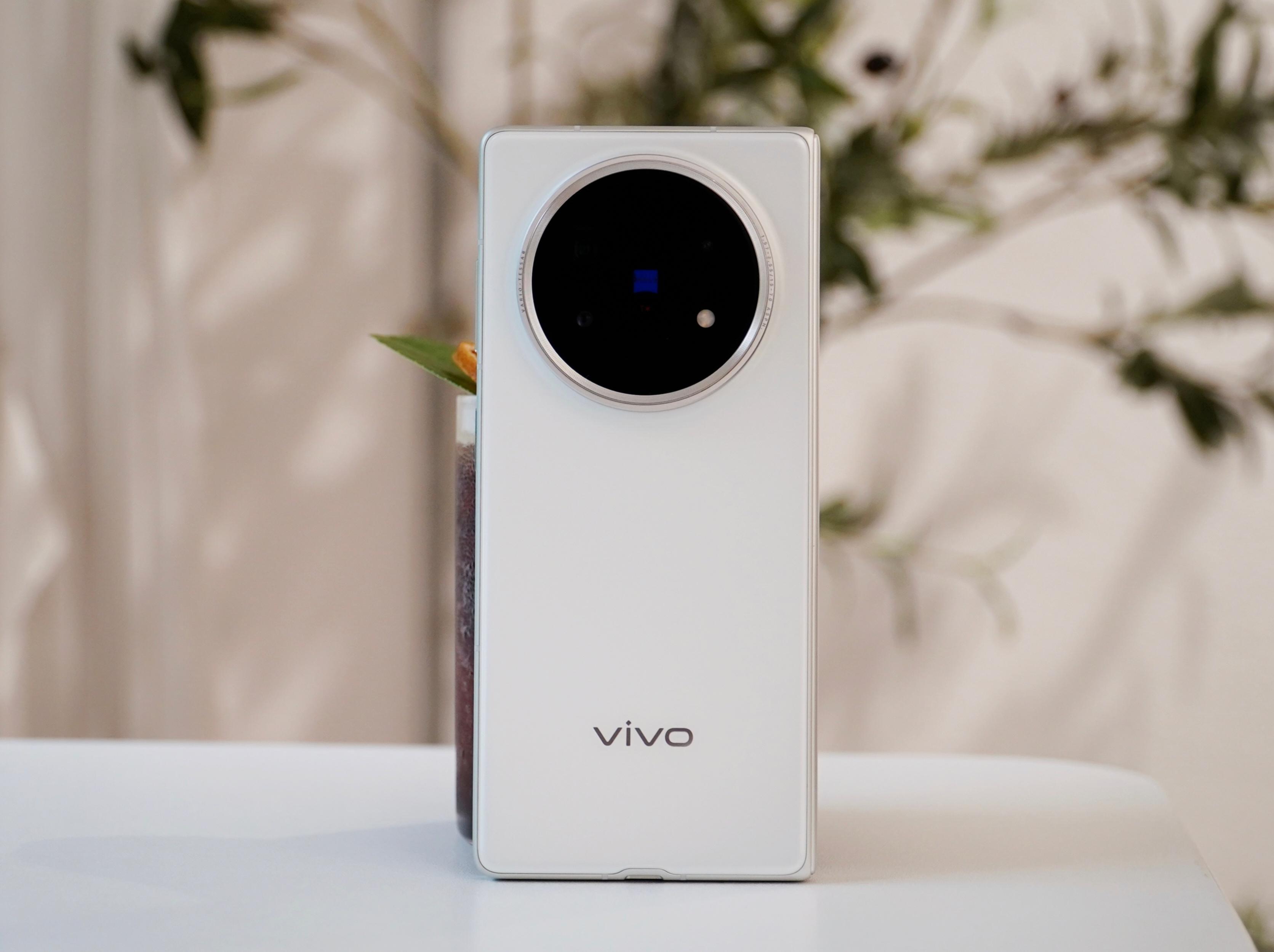 vivo X Fold5明白 真机上手图：这外观，十分满分，你会打几分？[并不简