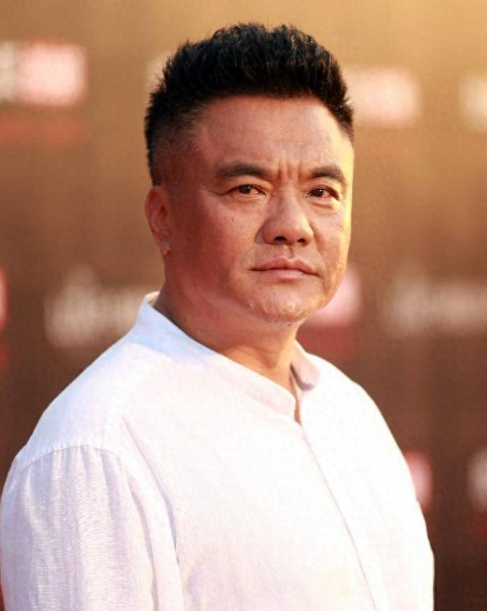 张秋歌是国家话剧院一级演员，业内享有“话剧王子”美誉，出身呼伦贝尔艺术家庭，父亲