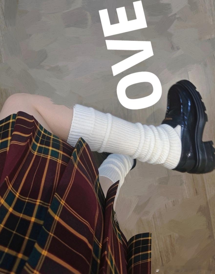 格裙我喜欢但我不喜欢这个衬衫呜呜呜。在抖音上学了一下拍照姿势，但是拍出来也没人家