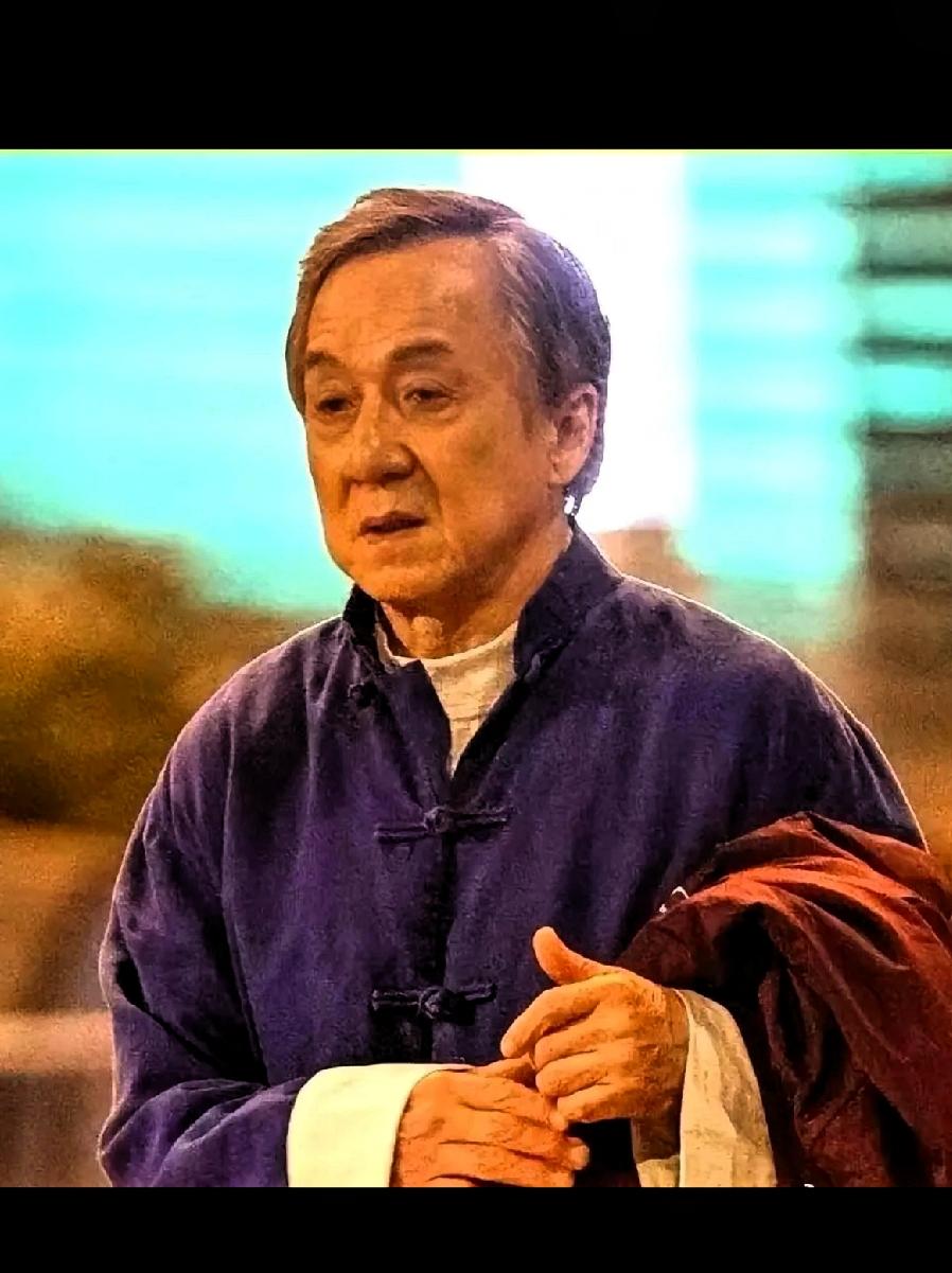 “ADHD”！
咱也不知道这是个啥意思！
71岁的成龙身价几十亿，日前他开通媒体