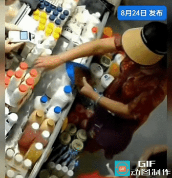 “刘谦看了都得甘拜下风”！一店铺老板发现台面上少了一瓶饮料，调出监控反复看了好几