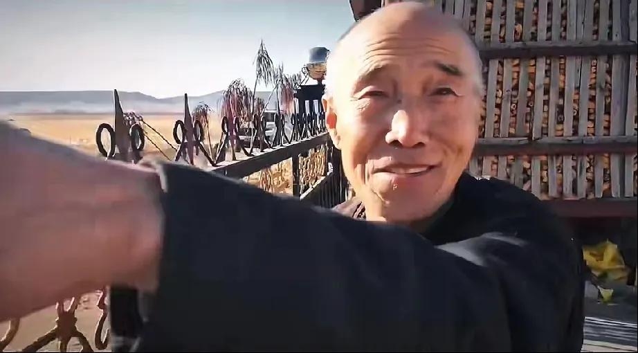 黑龙江七台河突然发生老虎进村伤人事件，据说一位大爷被咬伤，手都被咬废了。
另一位