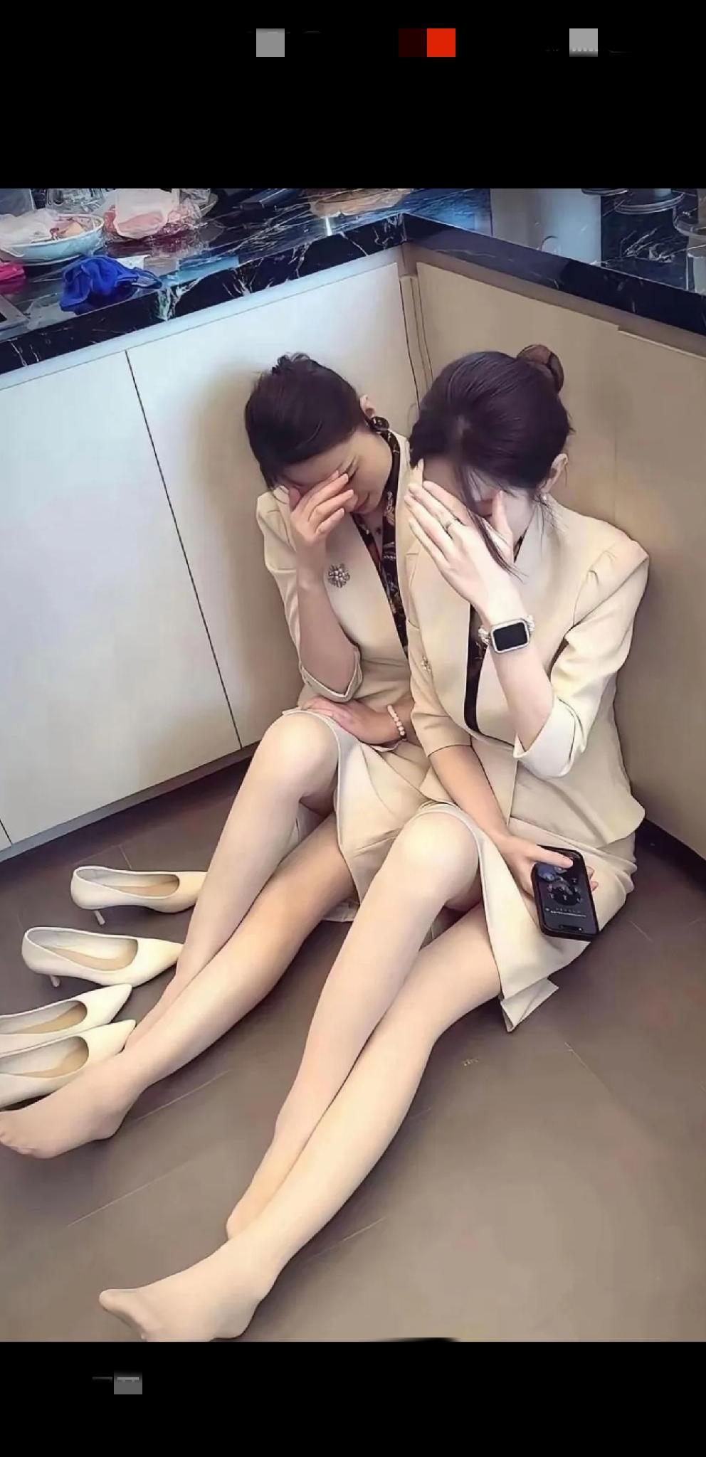 [燃烧的心]反差[燃烧的心]
端庄温柔仪态娴，
慵懒疲惫任天然。
职场生活呈双面