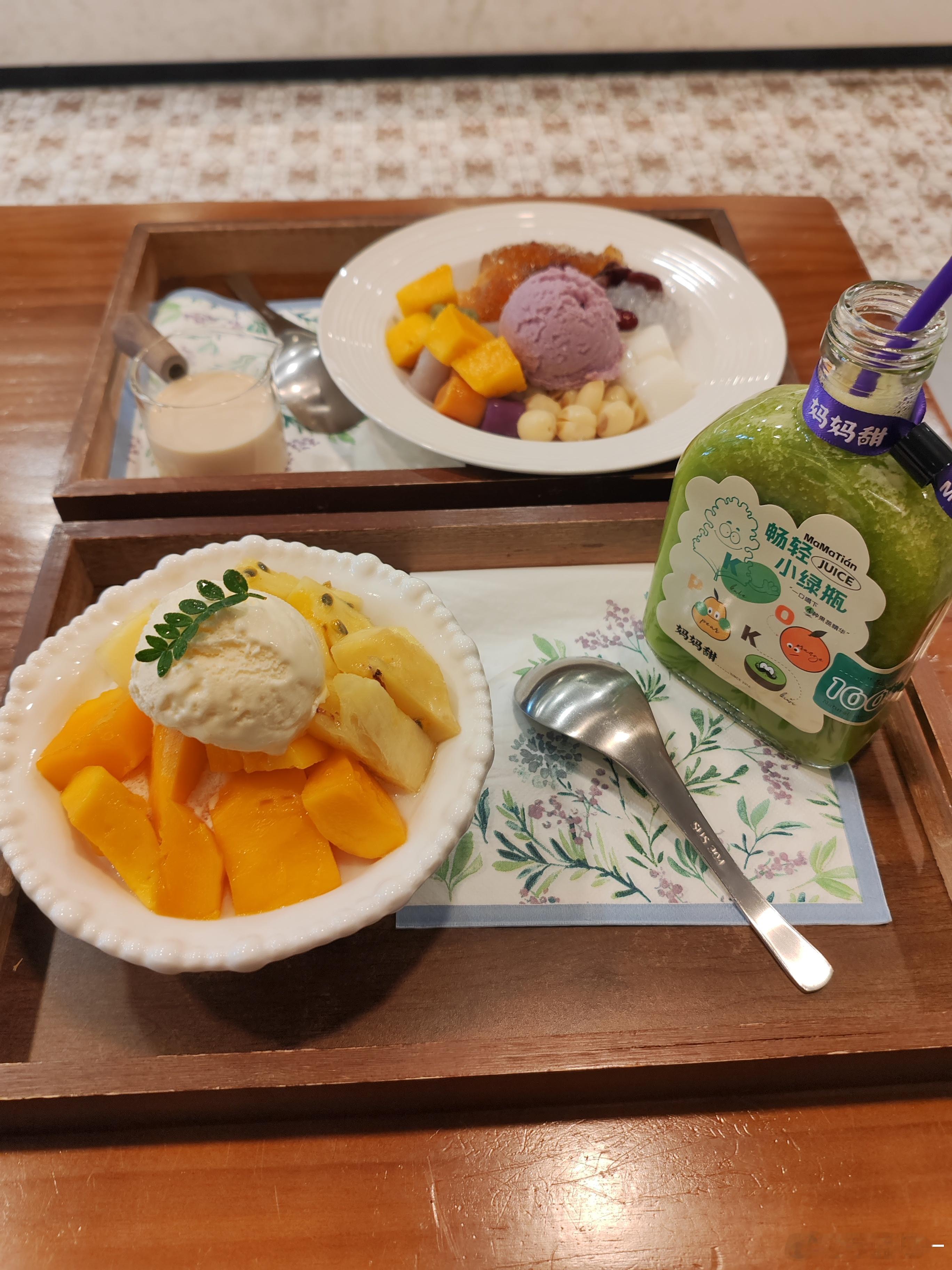 最近吃药吃的嘴里有点苦，来妈妈甜吃个妈妈甜全家福，再喝个小绿瓶减肥的，嘴里的苦全
