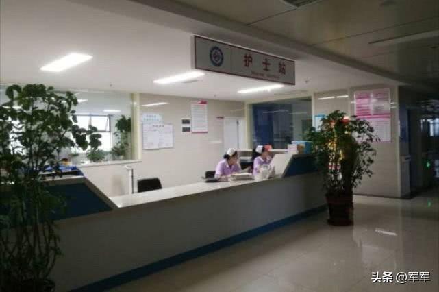 今天我从医院下班了，有我二哥接替我的班看着老妈输液。

本来应该是大哥来的，我跟