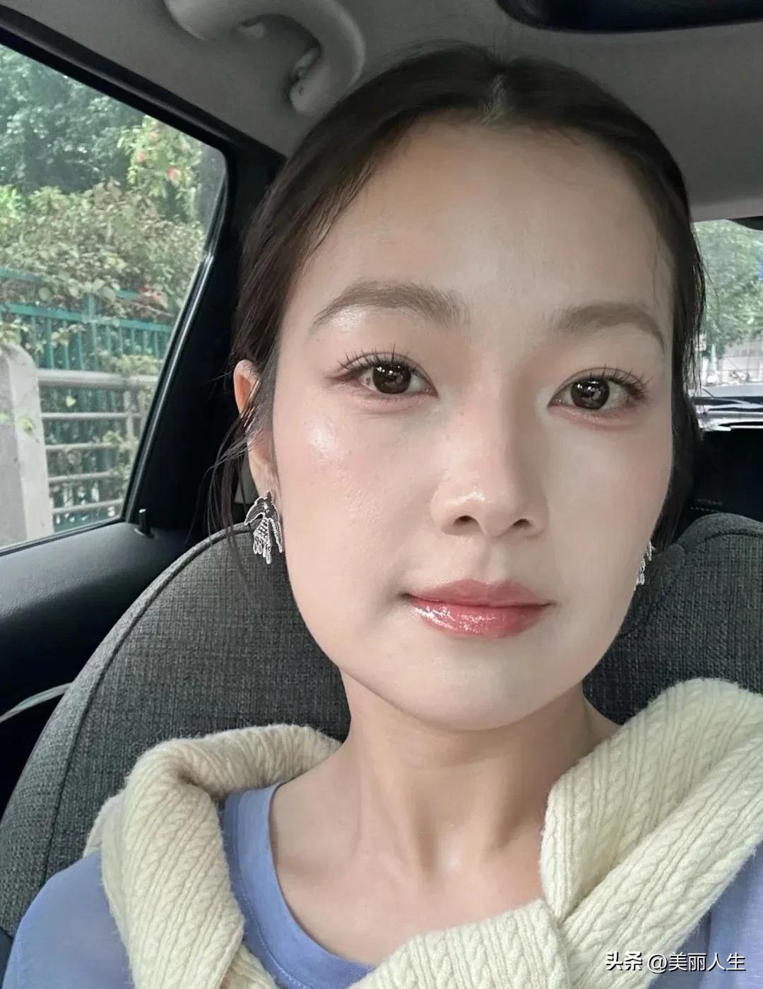 悠悠三月风，
吹暖一枝春。
[/玫瑰][/玫瑰][/玫瑰]