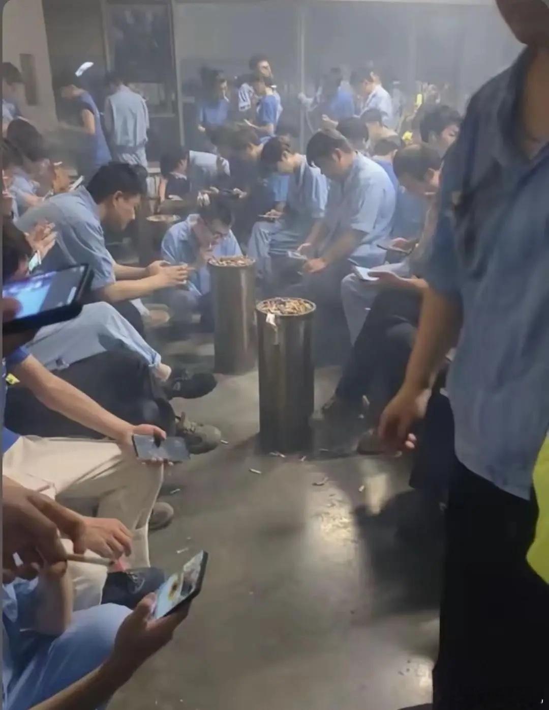 亲戚家的孩子去电子厂打螺丝了，月薪5800， 上午和下午各有10分钟休息时间，休