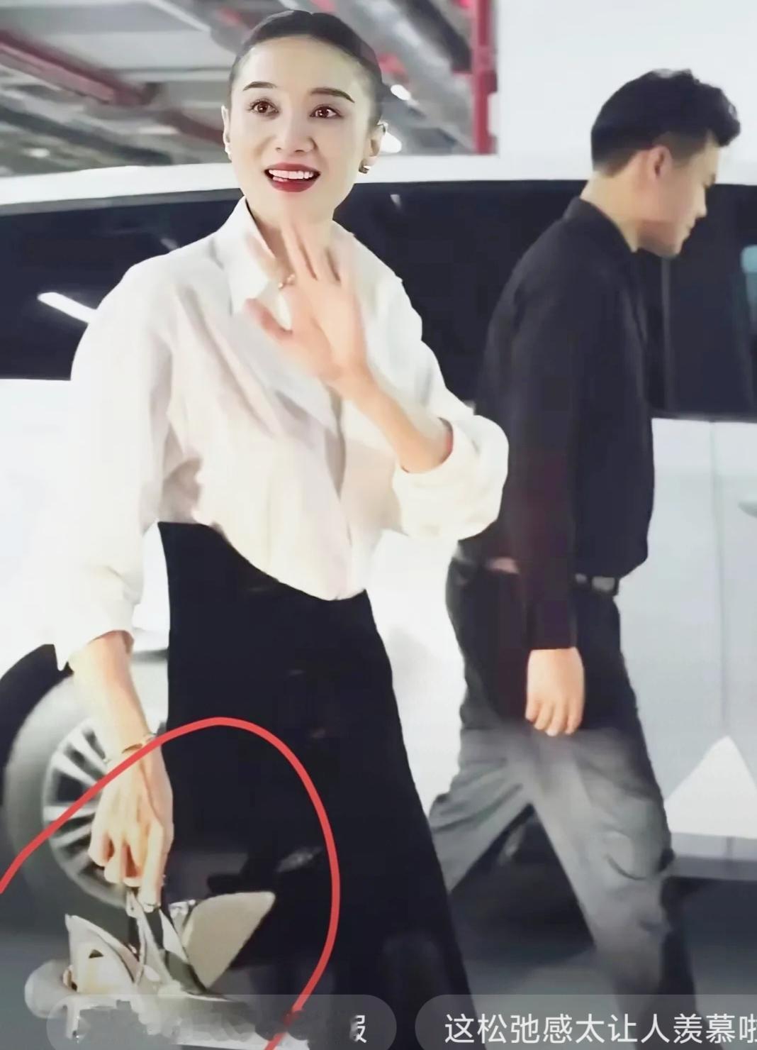 宋佳这女人，真敢穿。
拖鞋上红毯，高跟鞋一手拎着。
谁说明星必须精致？
她偏不。