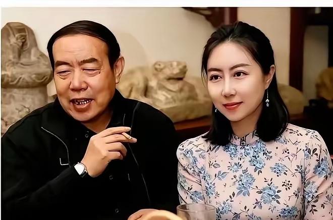 我们来聊聊贾浅浅的这一首诗！
《进城》
巴掌大的城，两指宽的门。
一个卖豆浆的刚