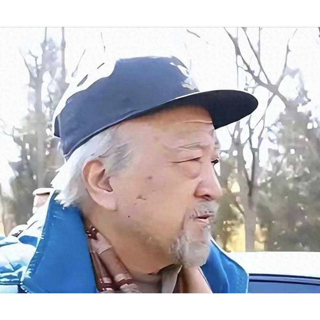 最近，79岁的老戏骨李保田晒出了近照。照片里的他，再也看不出当年演《宰相刘罗锅》