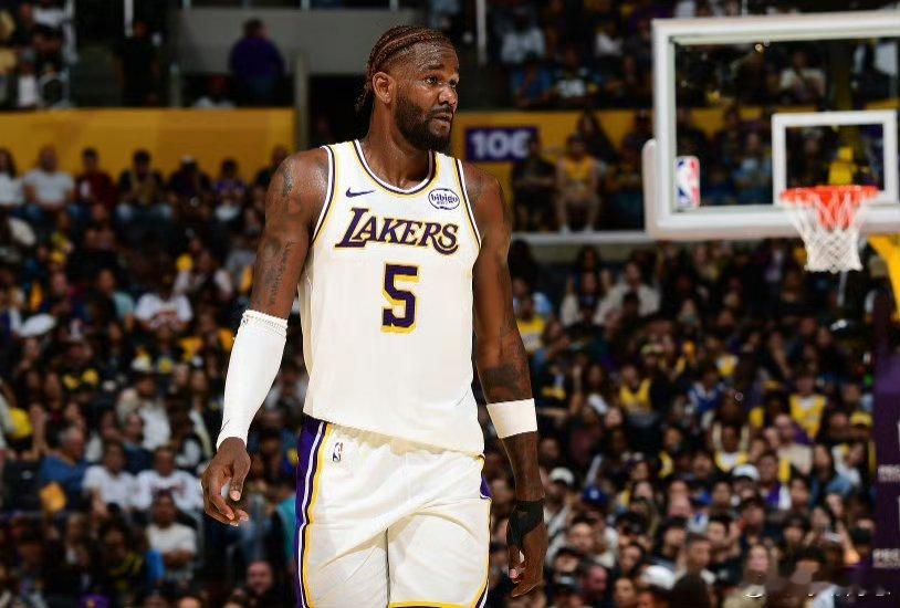 明日洛城德比湖人主场迎战快船，中锋艾顿将缺席本场比赛。昨日的比赛中，艾顿遭遇右膝