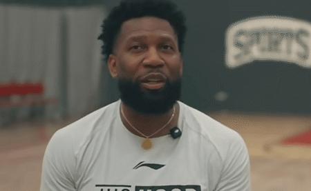 五星体育分享了杨瀚森夏联的纪录片，在这部纪录片里，NBA资深训练师Chris J