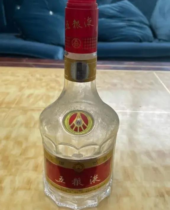 河南郑州一大爷，将牛栏山酒灌入五粮液酒瓶，拿去让行家鉴定，结果如何？

在好奇心