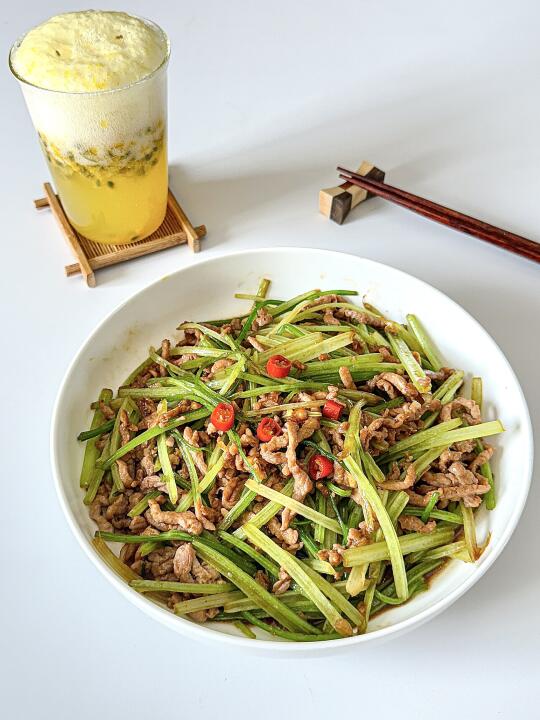 芹菜炒肉  ▏🔥5分钟搞定！下饭神器绝了！