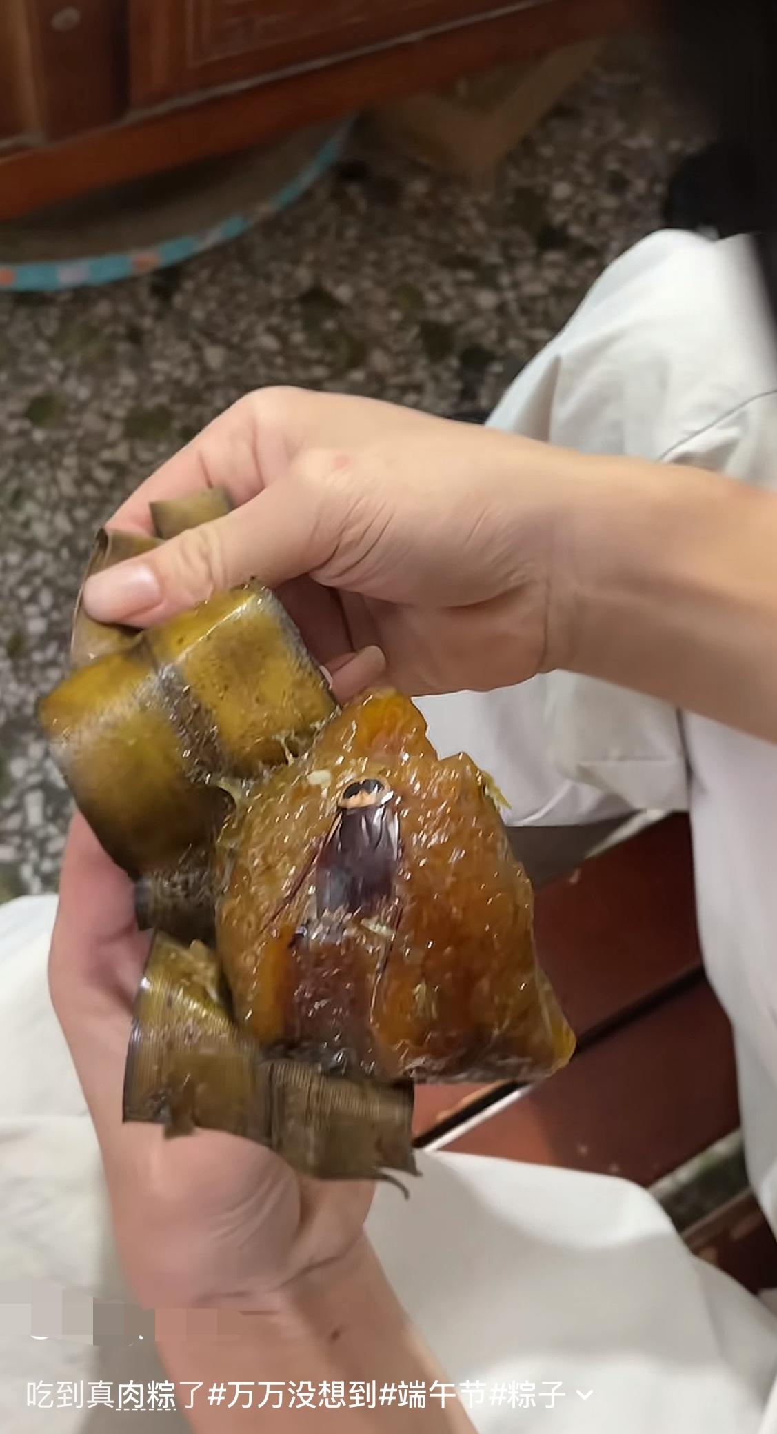 本以为拆开粽子是大块五花肉，结果掰开直接喜提原生态真·肉粽。
往年吐槽肉粽肉太少