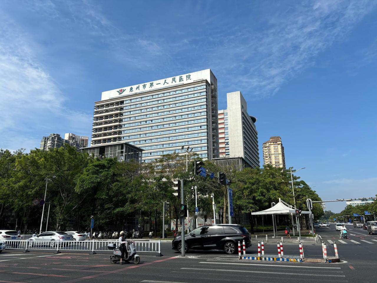 惠州第一人民医院的停车改善，可以给全国医院做一个借鉴。

今天路过惠州第一人民医