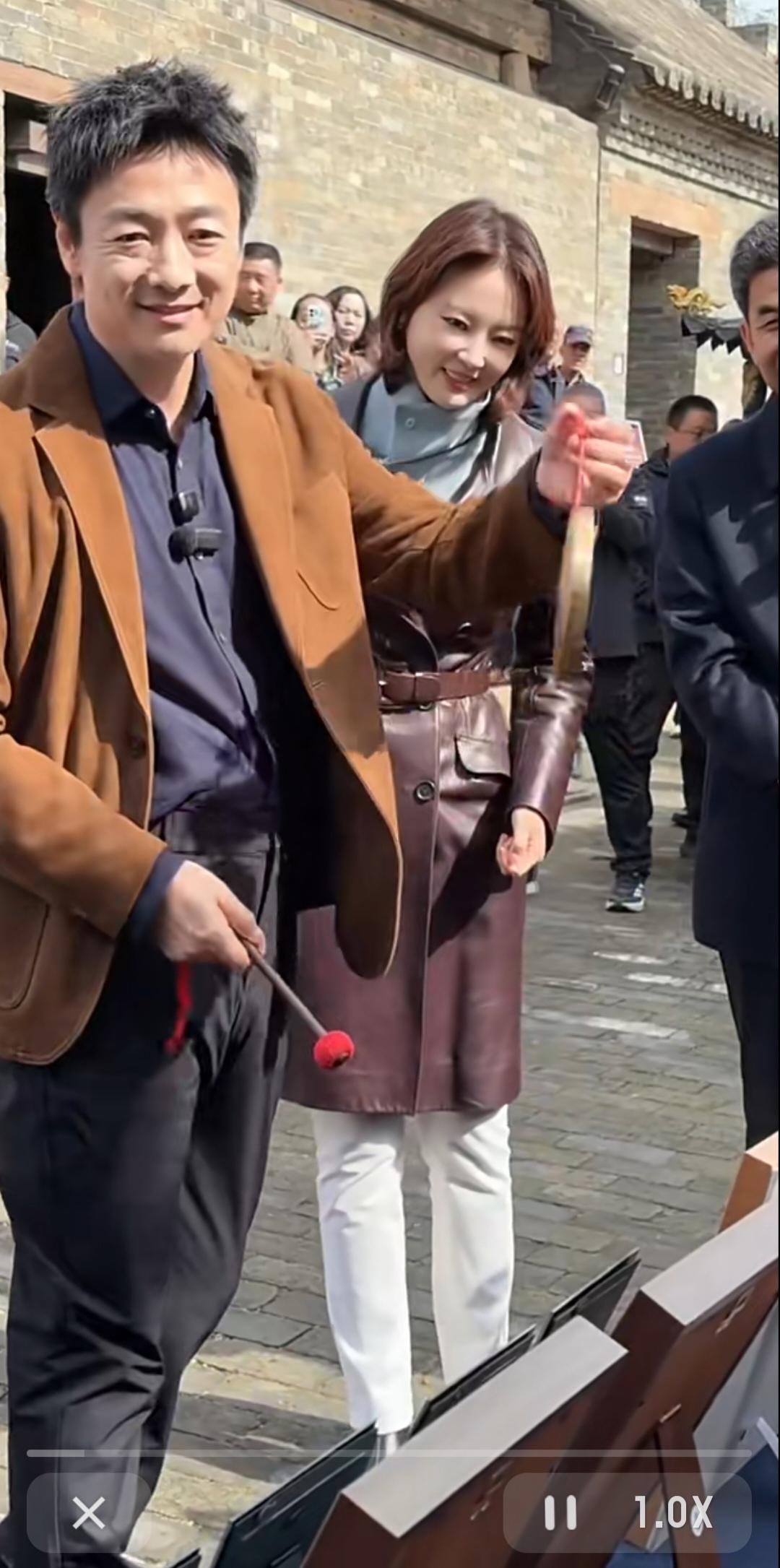祖峰老师笑得好腼腆！萌萌的样子！