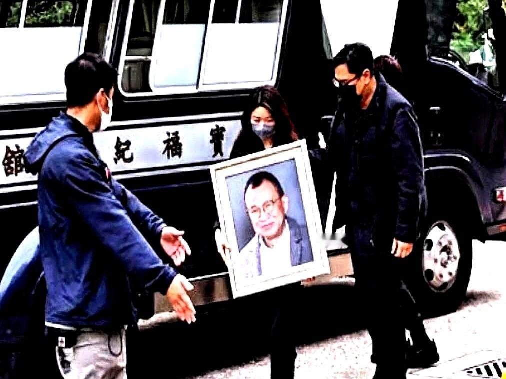 香港跑马地殡仪馆一早聚满黑衣人

灵车灯光没关，欧阳震华、苗侨伟这些老友在车头两