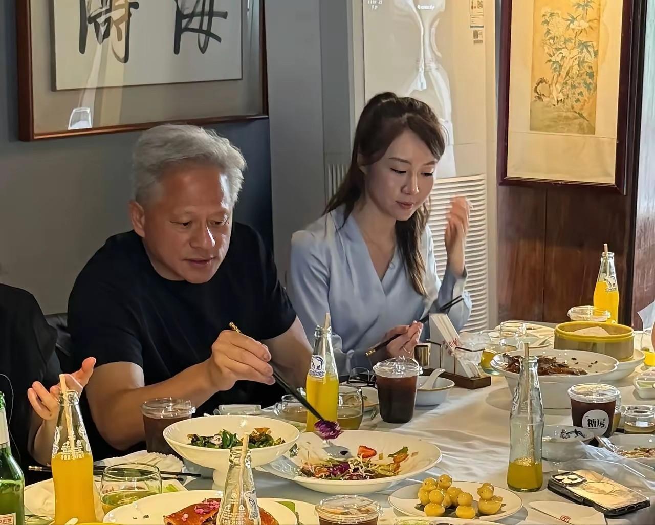 别再小看黄仁勋身边的金洋！她能稳站英伟达核心圈，靠的绝不是“拎包打杂”。

很多