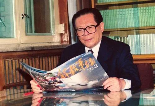 1998年4月，江泽民同志看到了一份离谱的材料。

材料中说，河南南阳市卧龙区某