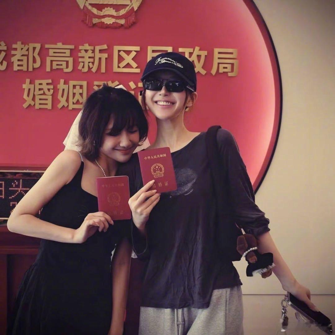 2026年4月26日，演员魏笑（Smile）在社交媒体上公布了结婚喜讯，并晒出了