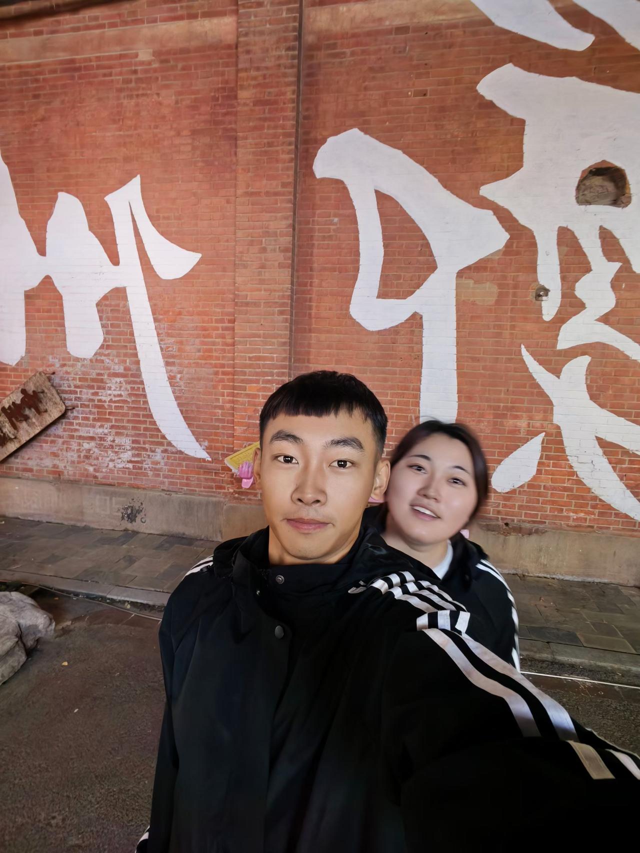 所以我一样也不戴，我儿媳妇10月一回来给我买了金耳钉，我也没戴[笑哭][笑哭][