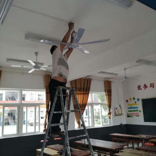 山东菏泽这所小学的事，看得所有家长心里一紧。新学期刚搬进新校区，教室楼道里刺鼻的