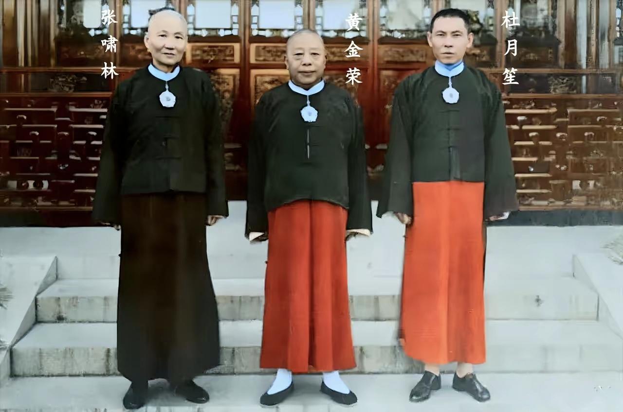 上海滩三大流氓头子，佩戴国民政府颁发的三等采玉勋章的场景，图中三人中

黄金荣晚