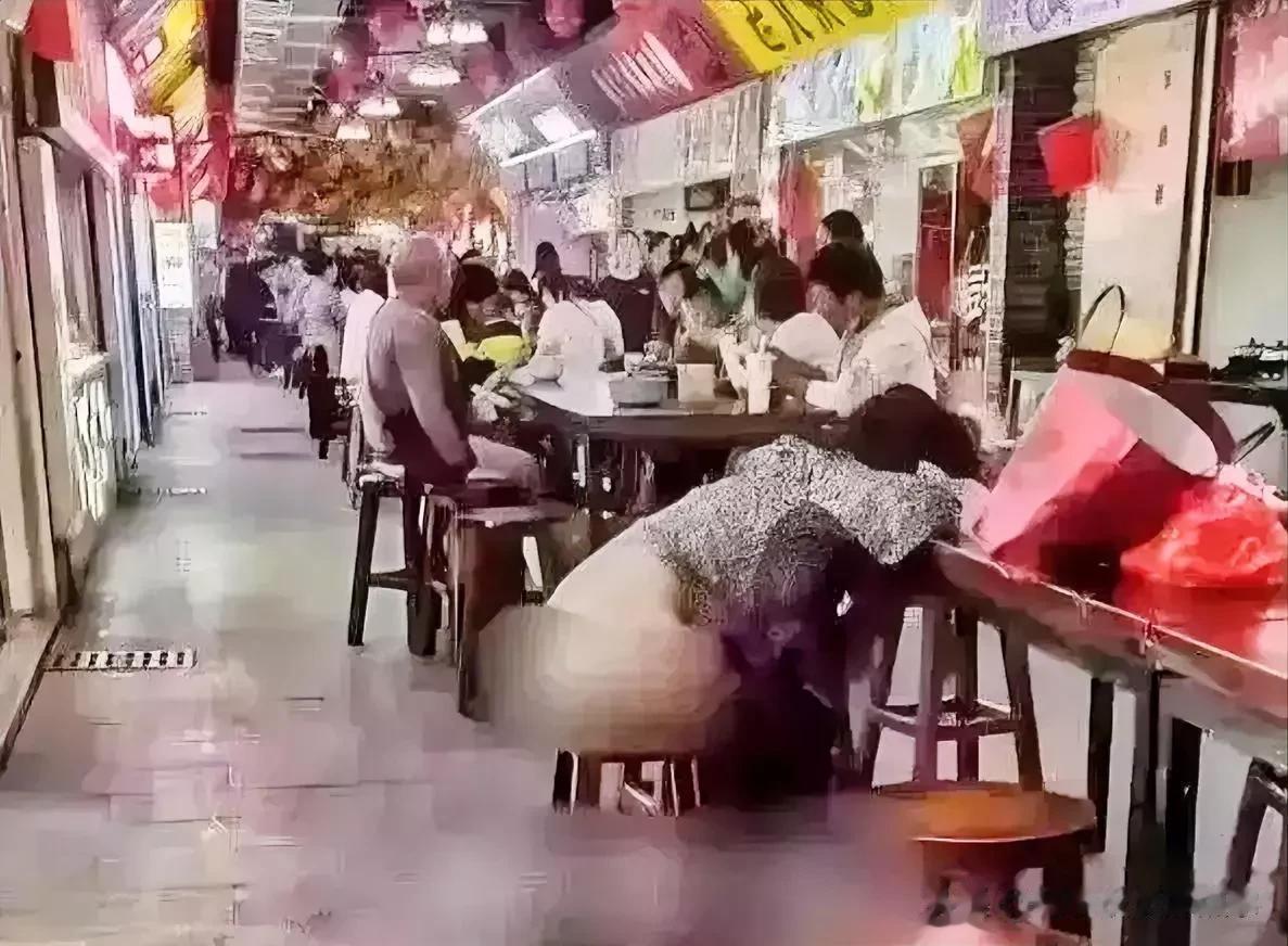 “太不道德了”一名女子竟然在公共场合脱下裤子小便，这无疑是对公共场所秩序和尊严的