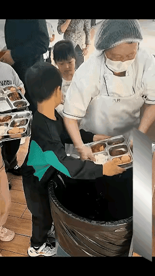 这个不能说食堂饭不好吃，是学生口味提高了，做饭炒菜时不能高辣高盐高糖，味精又不能