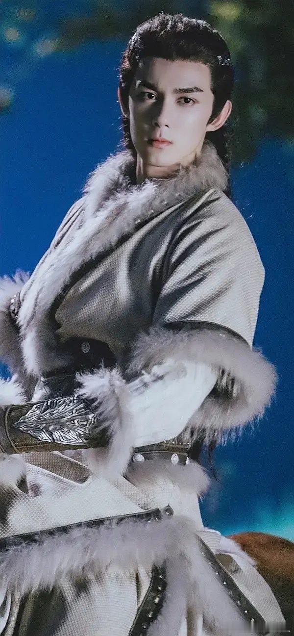 感觉吴磊的侧脸真的没有正脸好看 ​​​