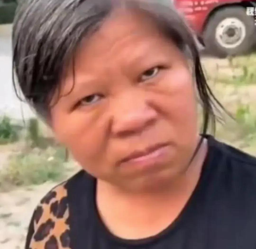 几十年前，她抛夫弃子，当时孩子还很小，如今，孩子已经30多岁，有挣钱的能力了，这