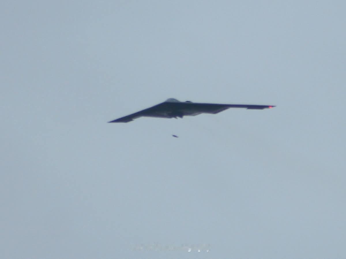 非常少见的在英国部署的MD二等人B-2扔铁炸弹炸船连续照片，拍摄者也是偶然拍到的