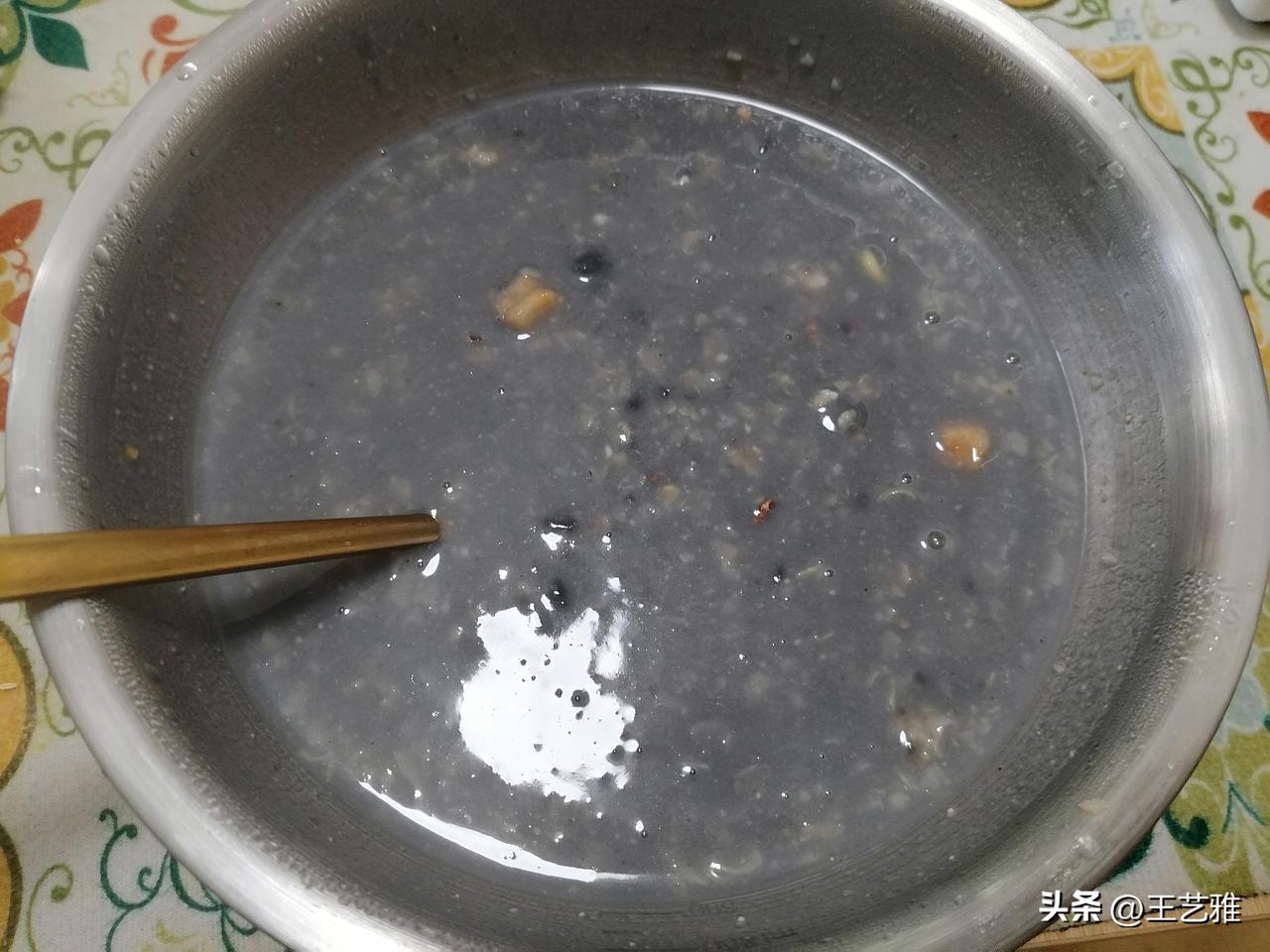 今天早中餐:黑芝麻糊混水果麦片。

不是每顿我都想做饭，有时只是想充饥而已。
