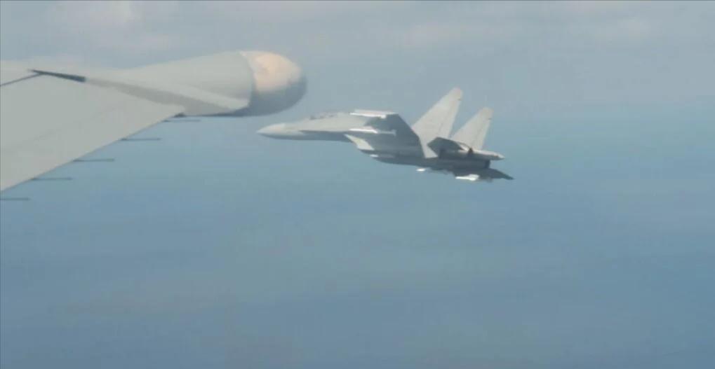 近日，加拿大空军在东海上空执行追踪朝鲜船只任务时，遭到了中国空军苏-30和歼-1