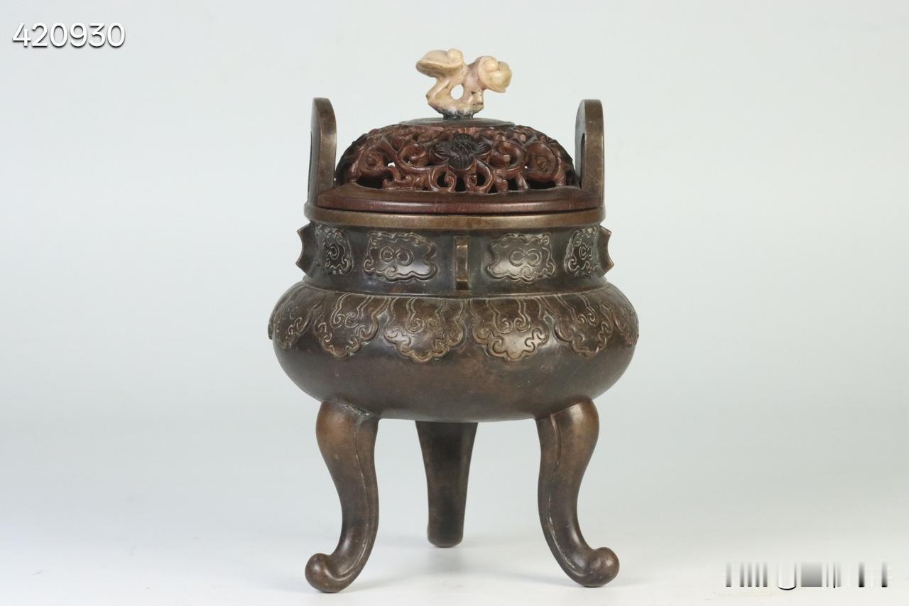 大明崇祯年製  铜造三足双冲耳莲瓣纹香炉 寿山石灵芝纹炉顶。木镂雕缠枝花卉炉盖。
