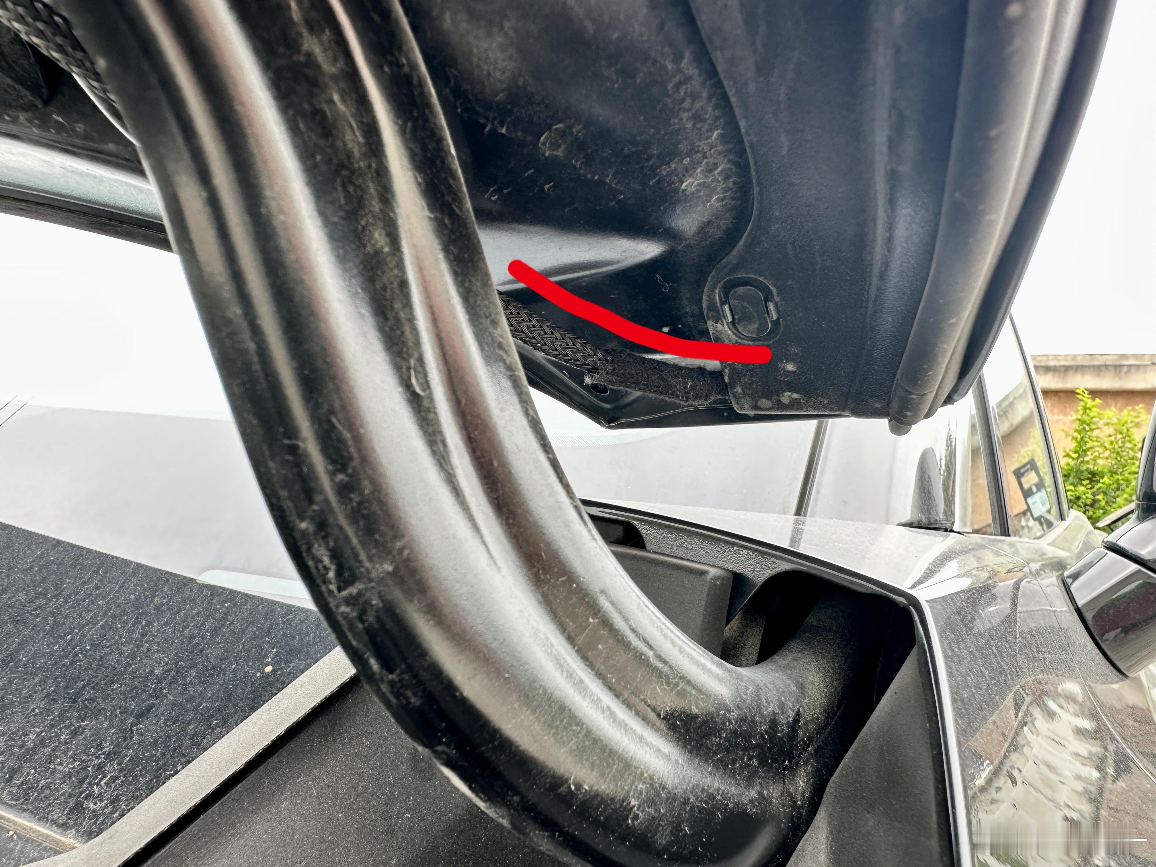 乐道L90的前备箱电容防夹条 