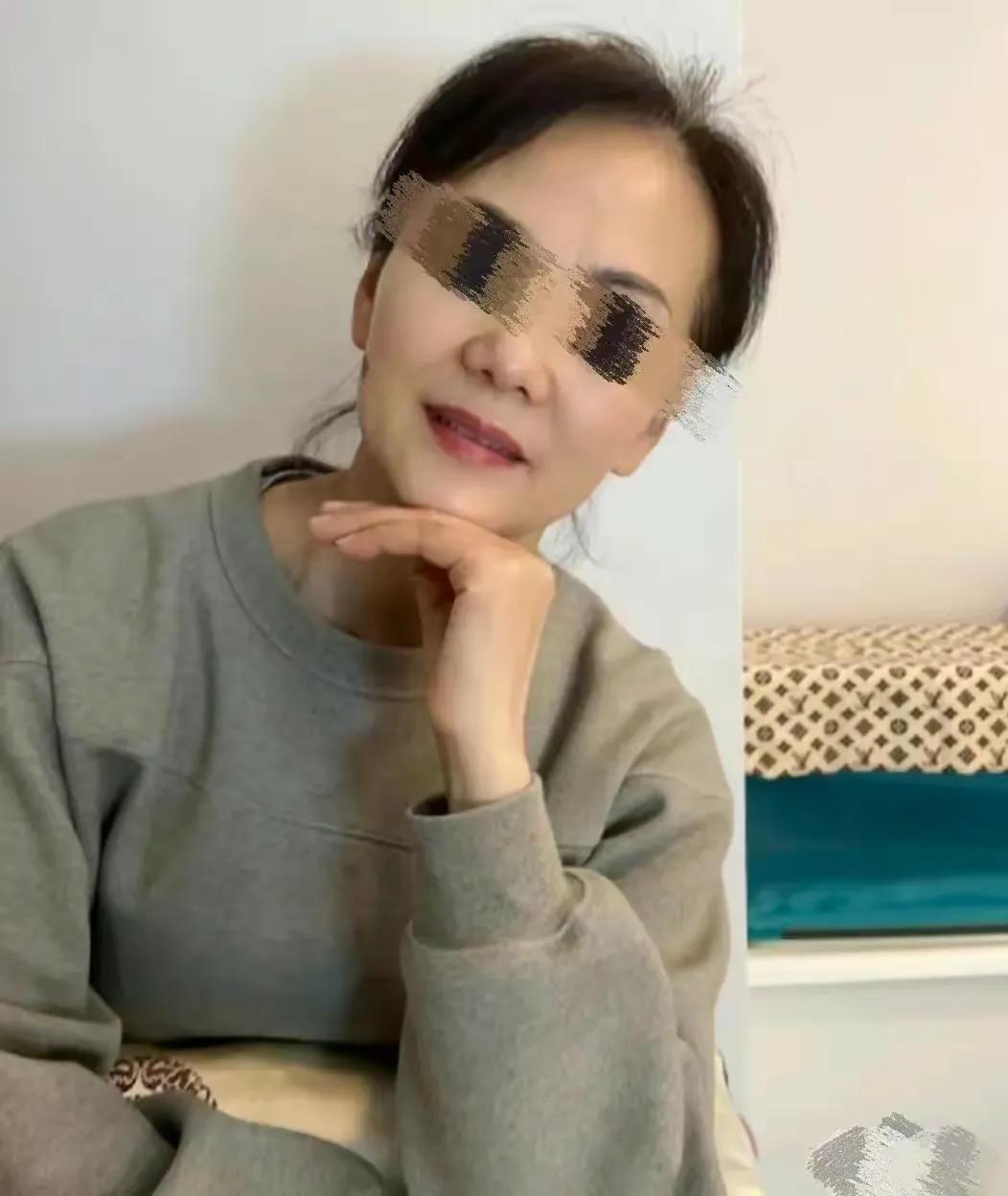 59岁漂亮阿姨，皮肤紧致，保养的太好了，估计她老头肯定又有钱，又体贴关心人，洋溢
