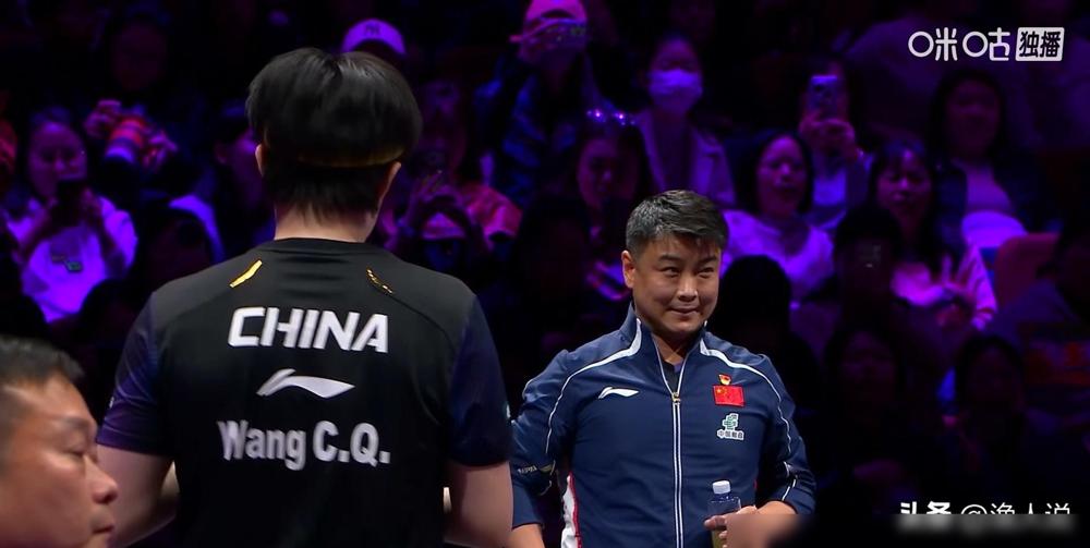 昨天WTT重庆冠军赛男单1/4决赛，爆了大冷。
世界第一王楚钦2-4输给18岁