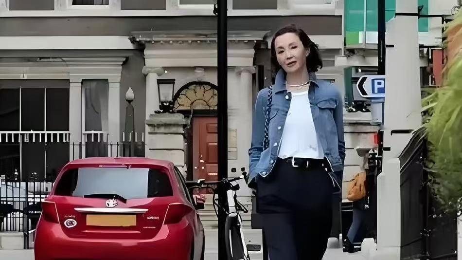 曾经的女神也老了，60岁的她身居国外，无儿无女，孤身一人，看着可怜 