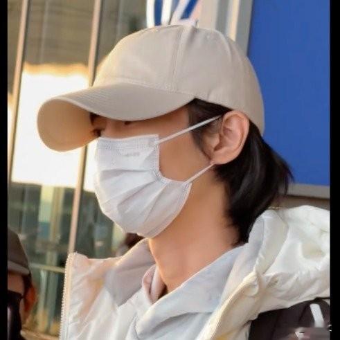 陈晓长发路透杀疯了！鸭舌帽配白上衣，帅出全新高度太吸睛
 
谁能想到留长发能这么