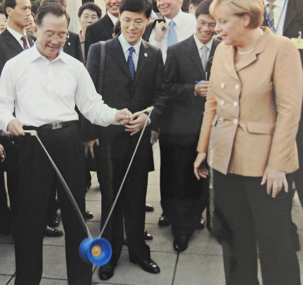 ，德国总理访华时，两国领导人有趣的互动。