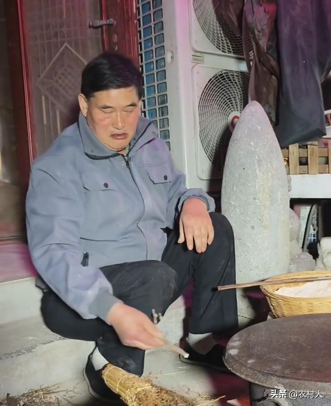朱之文这么有钱了，烙个饼还舍不得买电饼铛。还是和以前一样是烧柴，这太节俭了吧。你